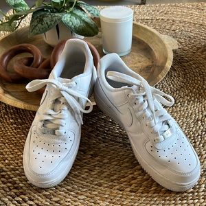 Nike slightly worn white leather tennis shoe